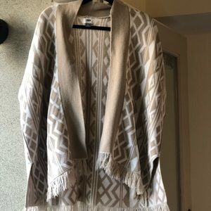 Old Navy Tan and White Aztec Print Open Poncho